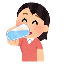 水分を取る女性