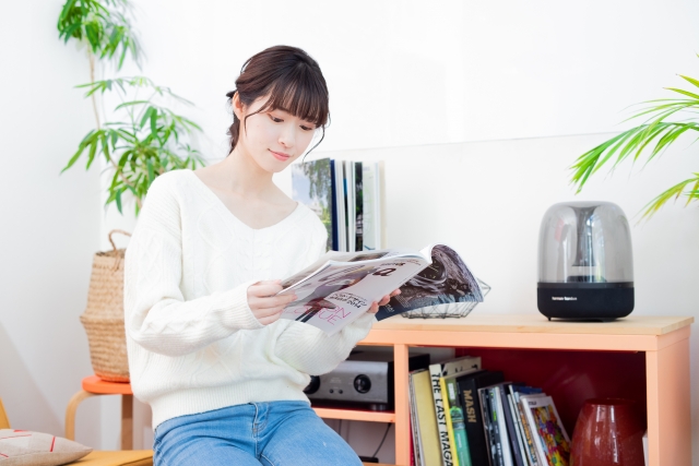 本を読む女性