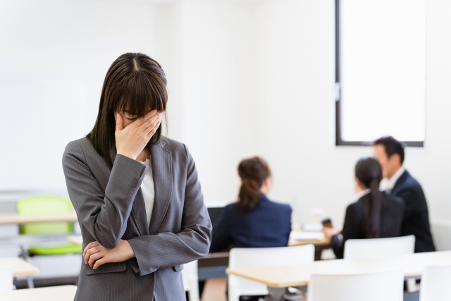 困っている女性